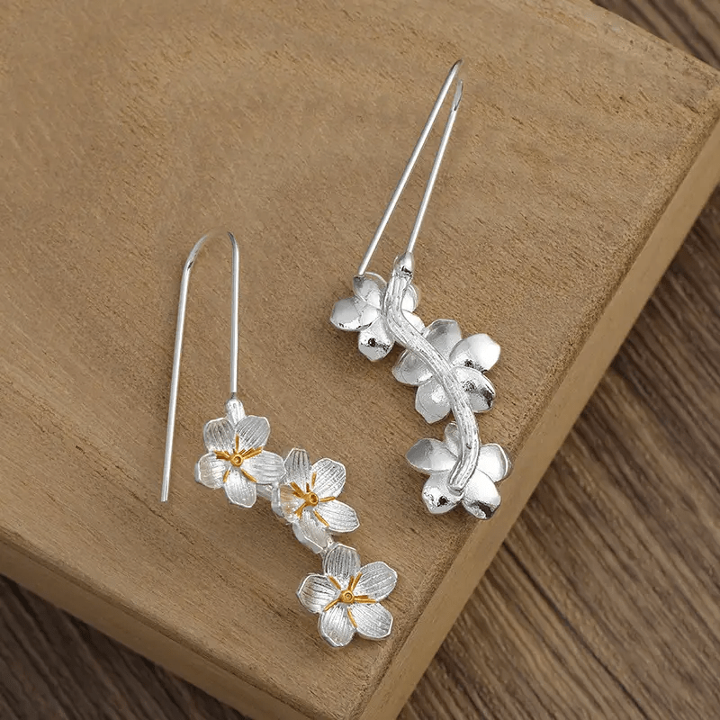 Vintage Silvery Flower Design Dangle Earrings